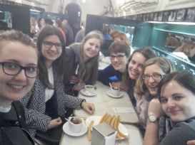 16 Tomando chocolate con churros